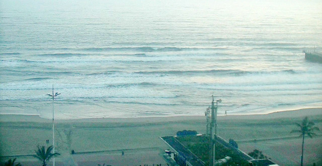 durban surfing beach 2025/12/13 05h00